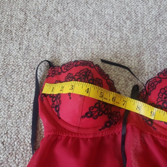 Red and black ruffled lingerie - Picture 6 of 9